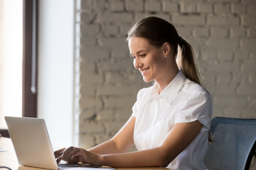 woman writing an email using specific language 